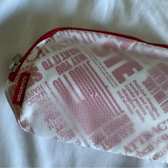 🆕❤️ Lululemon Everywhere Belt Bag Manifesto Print Red White - Picture 2 of 6
